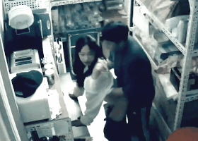 사장와이프가 cctv로 다보고있는데