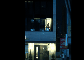 밖에서 몰래 지켜보는 남편